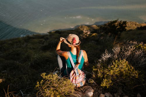 Touriste Sans Visage Avec Sac à Dos Profitant Du Lac Du Mont