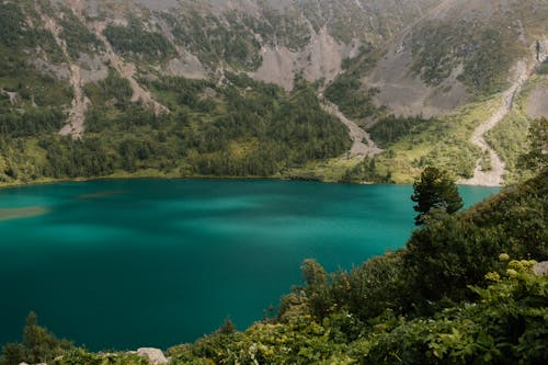 Pittoresco Lago Turchese Circondato Da Pendii Ricoperti Di Cespugli