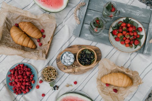 Deliziosi Frutti Di Bosco E Croissant Posti Sul Tavolo