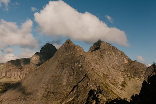 Montagne Ruvide Rocciose Sotto Il Cielo Blu Nuvoloso Luminoso