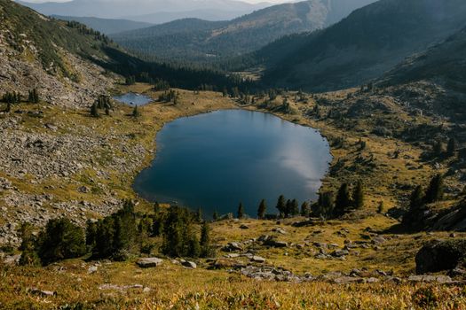 俄罗斯哈卡斯山一个原始山湖的宁静景色，被群山环绕