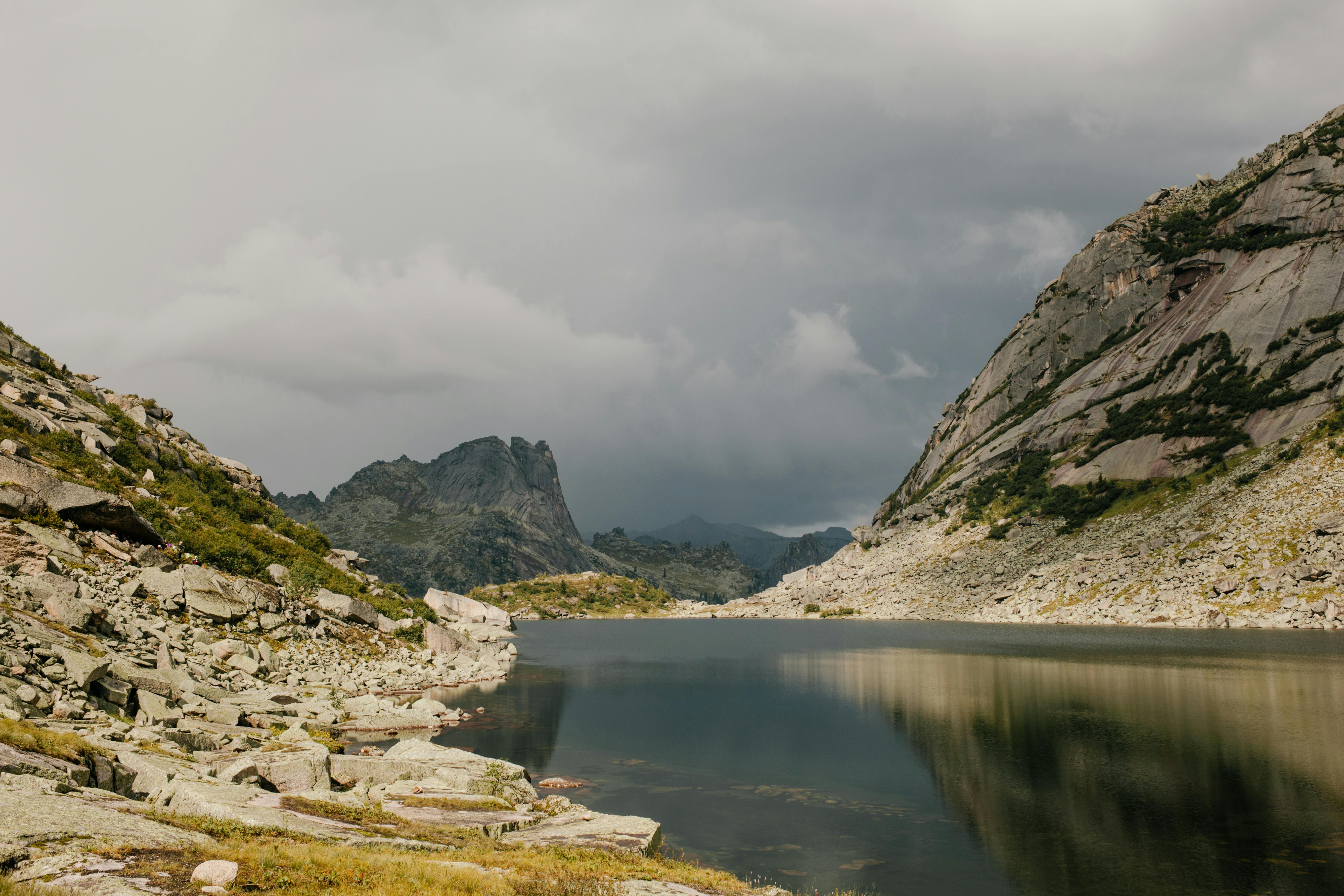 俄罗斯哈卡斯岛的山间湖泊宁静安详，四周环绕着岩石山峰