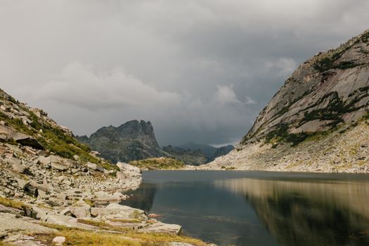 俄罗斯哈卡斯岛的山间湖泊宁静安详，四周环绕着岩石山峰