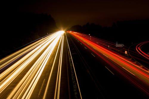 Snel Rijdende Auto Op De Snelweg Tijdens De Nacht