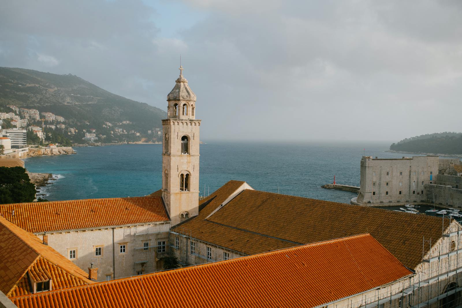 Vue panoramique de Dubrovnik et de son architecture historique entourée par la mer Adriatique.