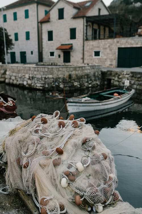 Vieux Bateau Et Filets De Pêche Au Bord De L'eau