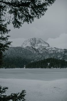 冬季的黑山，白雪皑皑的山脉与湖泊构成了一幅优美的风景