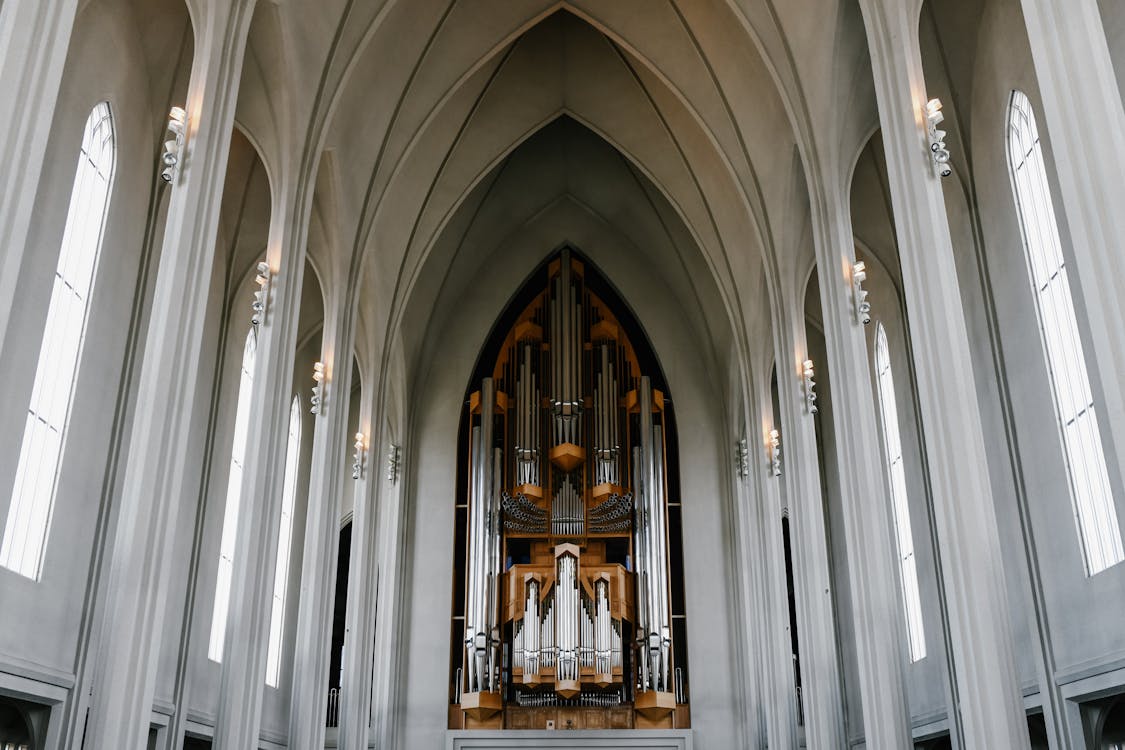 Интерьер величественной лютеранской церкви с органом