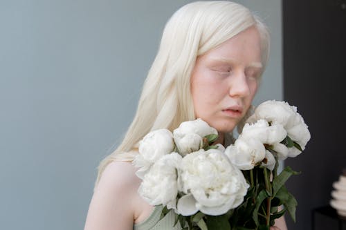 Kostenlos Verträumte Albinofrau Mit Weißen Blumen Stock-Foto