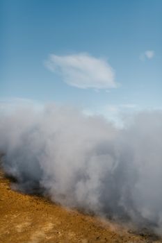 在冰岛的风景里，地热蒸汽于清澈的蓝天下袅袅升起