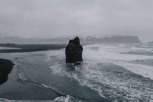 Free Overcast Icelandic coastline with dramatic rock formations, showcasing the raw beauty of the North Atlantic seashore. Stock Photo