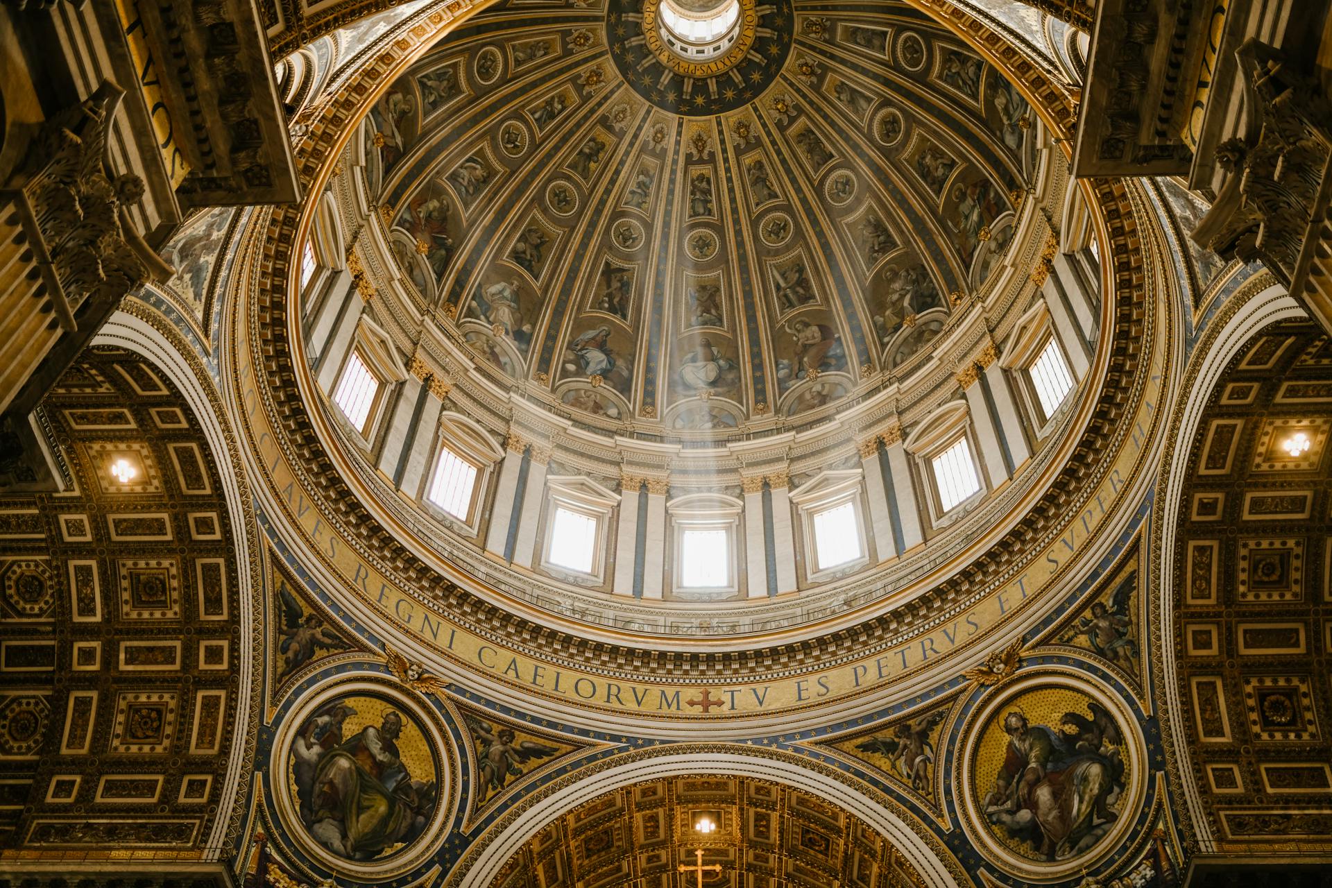 Une impressionnante coupole à angle bas avec des fresques et des éléments ornementaux dorés dans la célèbre basilique catholique de Saint-Pierre à Rome