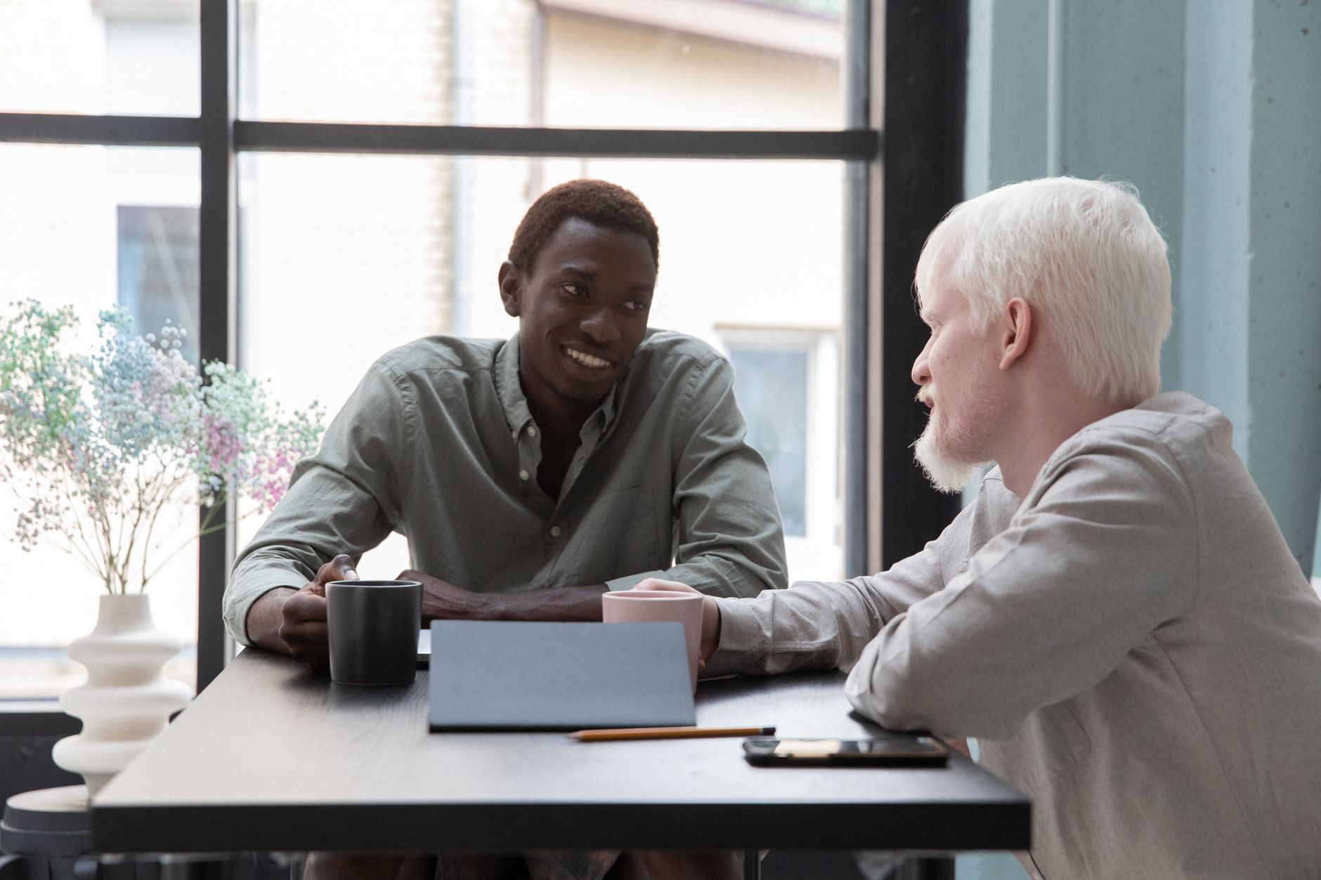 Diverse group parents coffee chat — Jornal Metro