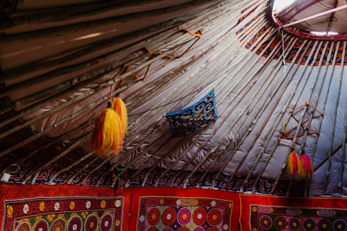 Décoration De Draperie Kazakhe Dans La Tente Des Nomades