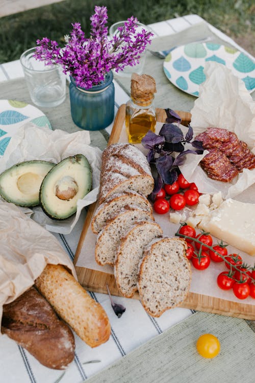 Gesneden Brood Op Wit Papier Naast Gesneden Komkommer En Rode Druiven Op Bruin Houten Snijplank