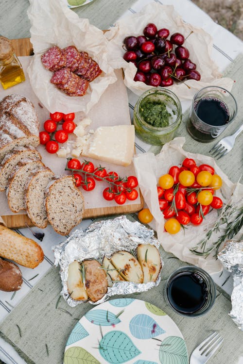 Geschnittenes Brot Und Rote Tomaten Auf Weißer Keramikplatte