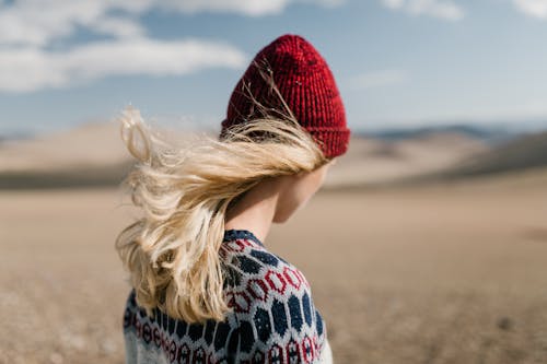 Donna In Berretto A Maglia Rosso E Camicia Blu E Bianca