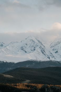 在蒙古广阔的冬季景观中，令人惊叹的雪山耸立着，呈现出宁静而风景如画的景色
