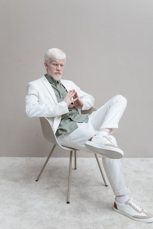 Hombre De Traje Blanco Sentado En Una Silla Blanca