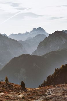 日出时，多洛米蒂山脉呈现出令人惊叹的层叠山脊景色