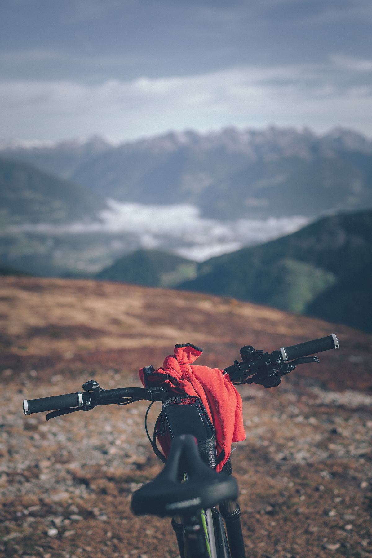 Vététiste sur un chemin en montagne, photo d’ambiance