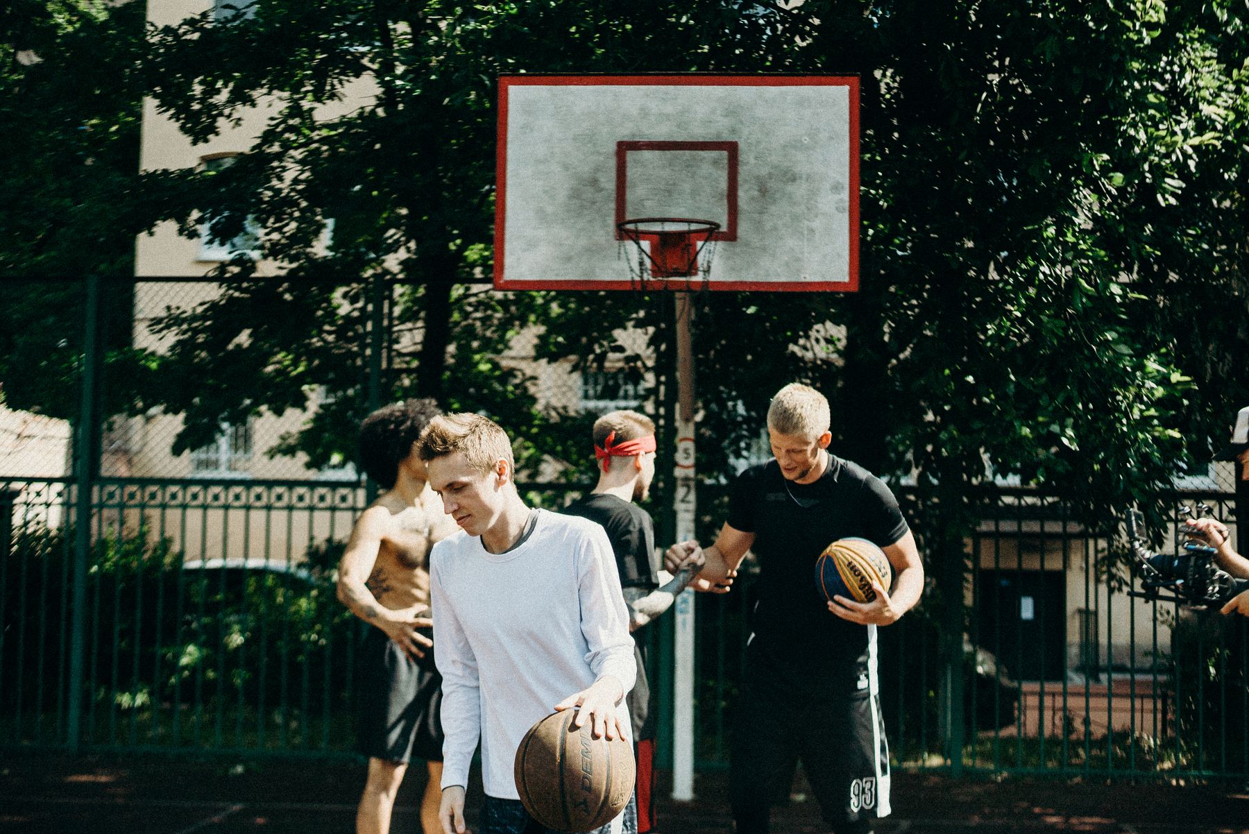 Atletas jogando basquete na quadra