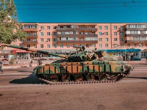 Foto profissional grátis de camuflagem, carro, estacionado