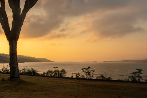 Foto profissional grátis de alvorecer, beira-mar, céu mal-humorado