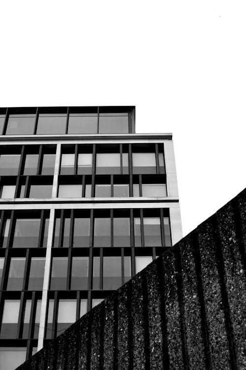 bezplatná Základová fotografie zdarma na téma budova, černý a bílý, exteriér Základová fotografie