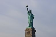 在多云的天空下，自由女神像象征着自由和美国价值观