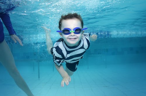 grátis Foto profissional grátis de água, criança, embaixo da água Foto profissional