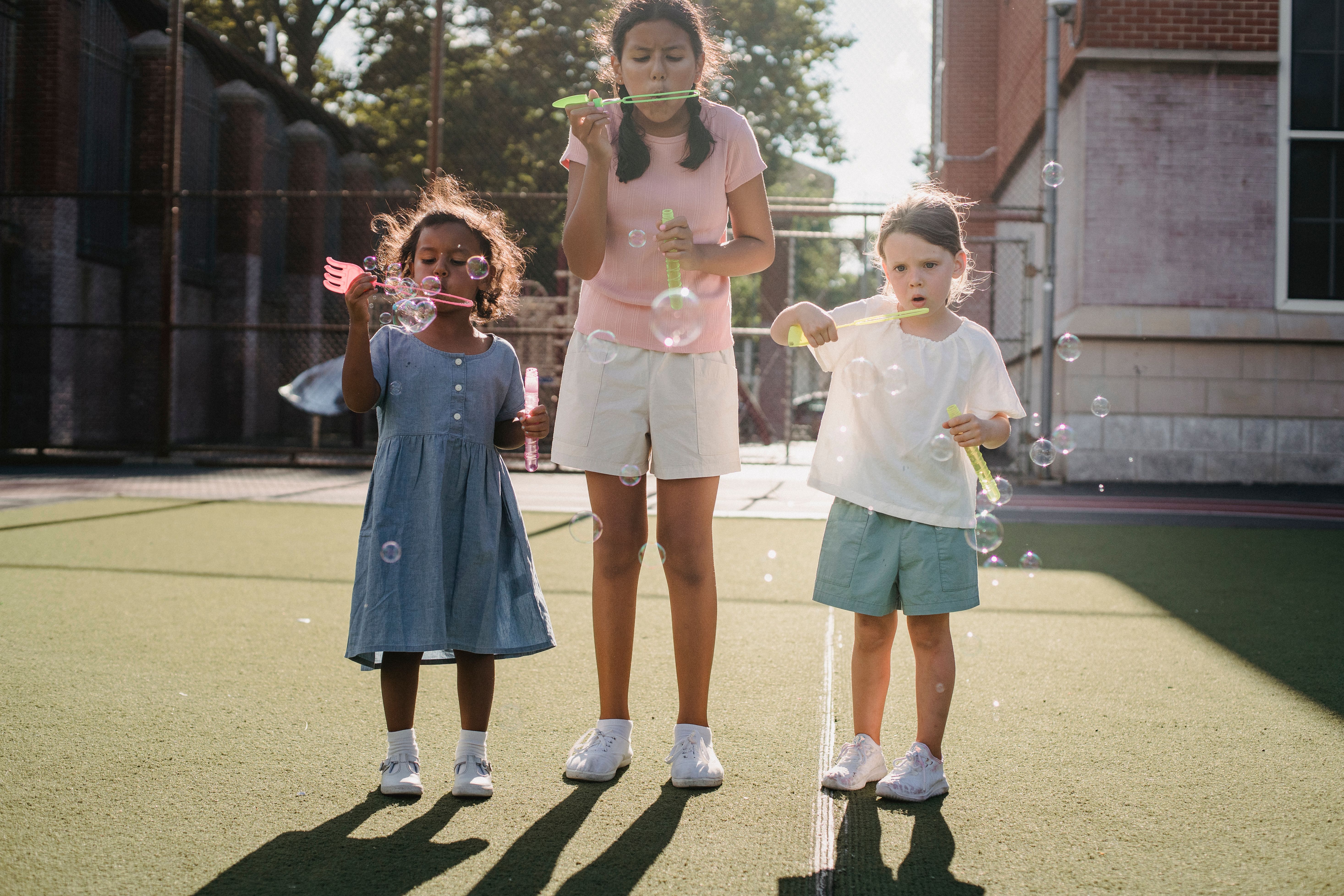 Kinderen spelen buiten in de zon