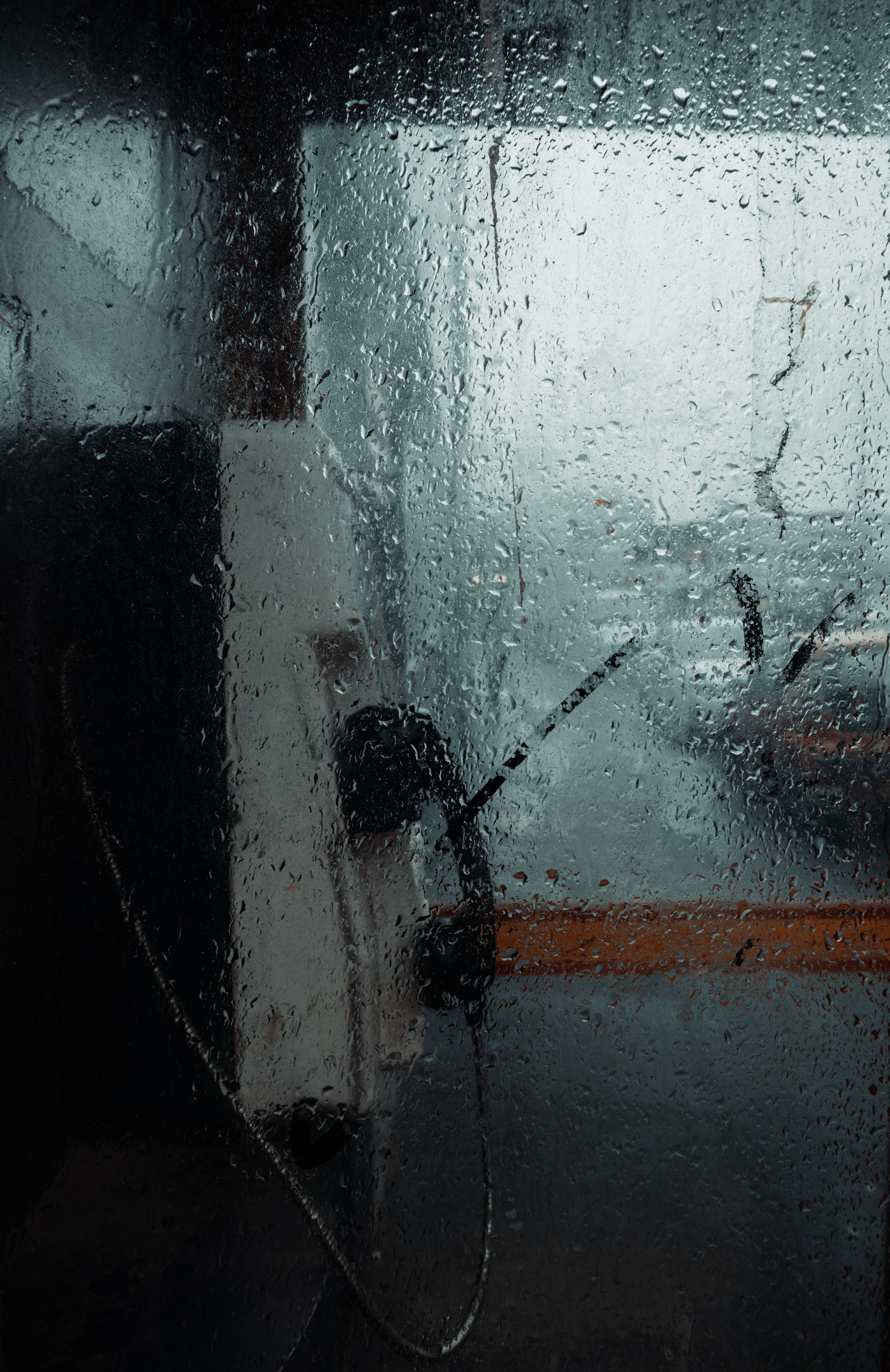在英国布莱克浦的一个雨天，透过电话亭被雨点覆盖的窗户向外眺望