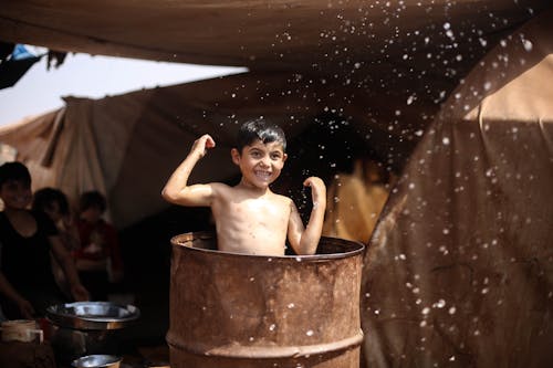 Kostnadsfria Kostnadsfri bild av bada, barn, fattig Stock foto