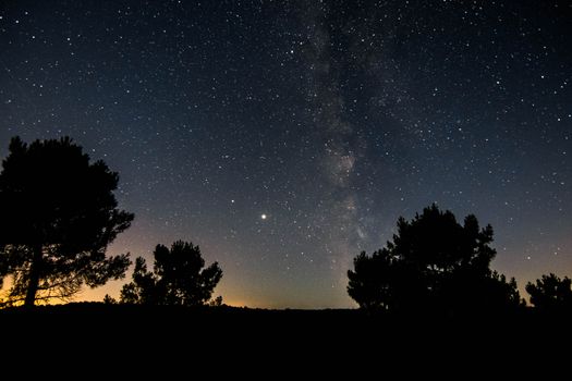 在法国风景如画的乡村，于星光璀璨的夜晚探索迷人的宇宙与银河系
