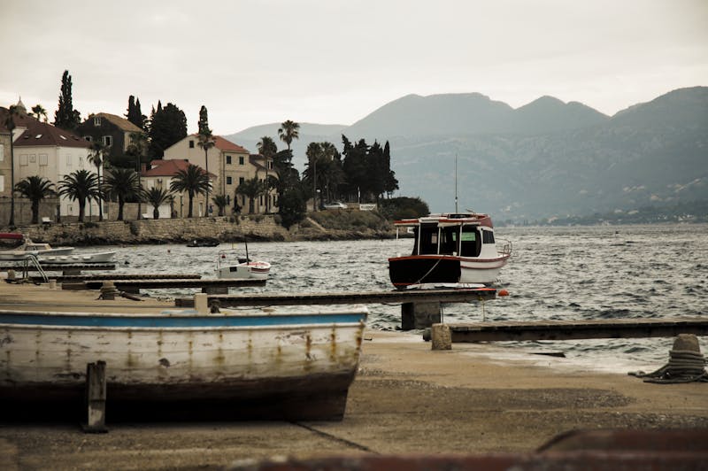Scène paisible d'un port avec des bateaux amarrés à Korčula, Croatie