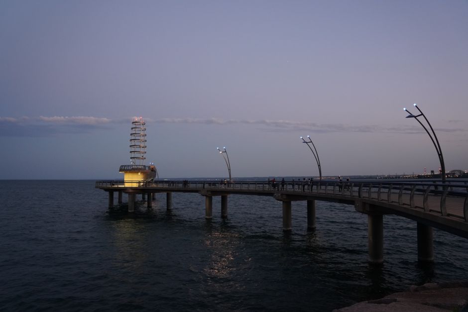 Airport Limo Burlington Airport limo service in Burlington Ontario to Toronto Pearson International Airport YYZ