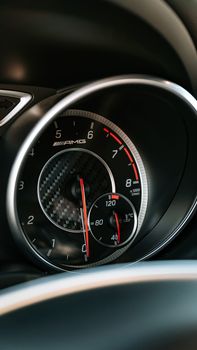 Auto auf schwarzem Hintergrund – OLED Motiv (von Victoria Ouarets, 4501×8000, #5288698)