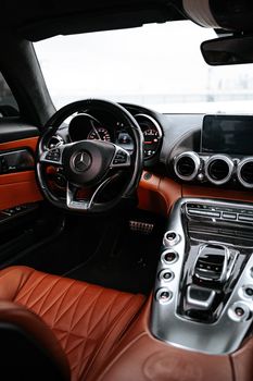 Wunderschöne Automobil-Aufnahme mit Modern & Mercedes
