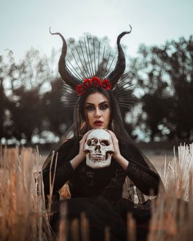 这幅描绘一位身着神秘服装、手持头骨的女子肖像，散发着迷人的黑暗童话气息