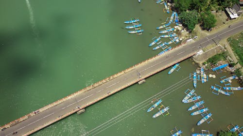 Gratis lagerfoto af blå både, bro, droneoptagelse