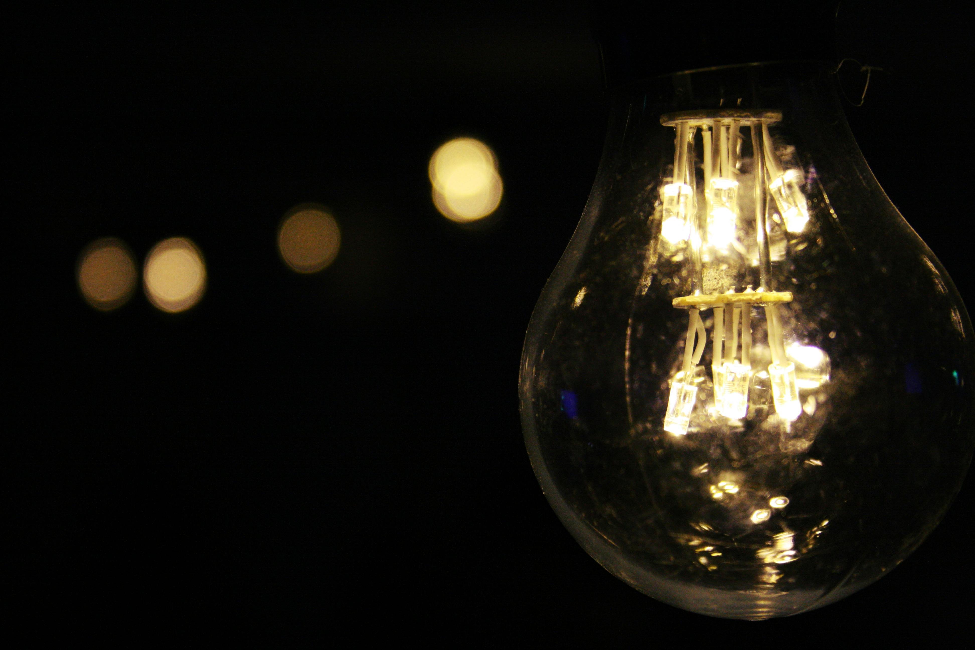 Foto stok gratis tentang background hitam, bohlam, bola lampu