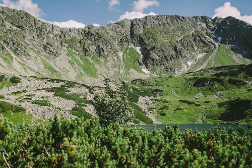 Free Scenic view of lush green mountains with clear blue sky, perfect for outdoor enthusiasts. Stock Photo