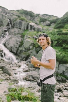 人们探索郁郁葱葱、瀑布环绕的山野，拥抱户外与冒险