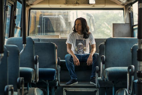 Fotobanka s bezplatnými fotkami na tému autobusom, Ázijčan, dlhé vlasy