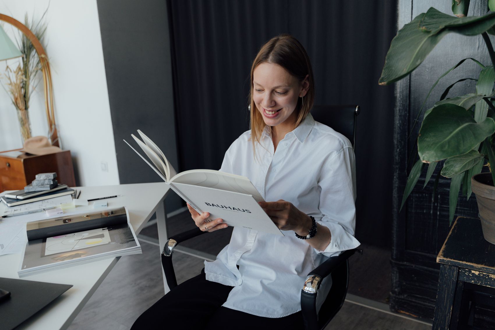 Profesional creativa leyendo en un espacio de diseño contemporáneo