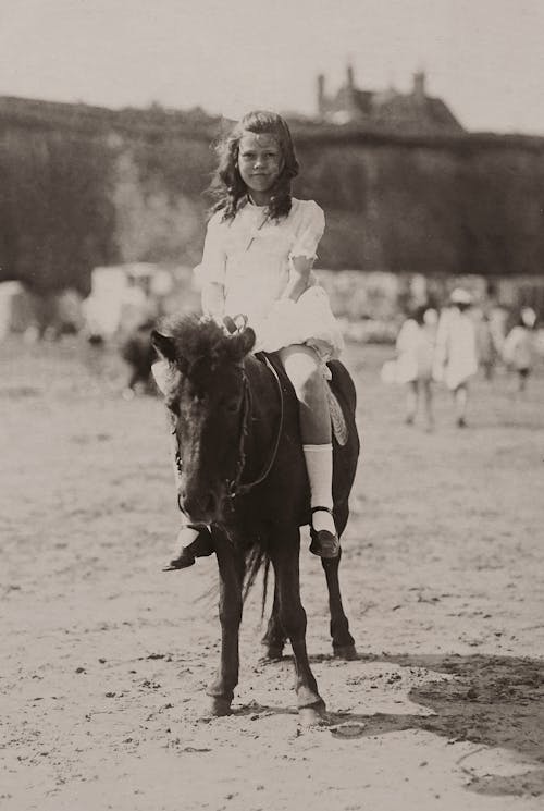 Бесплатное стоковое фото с винтажное фото, девочка, езда