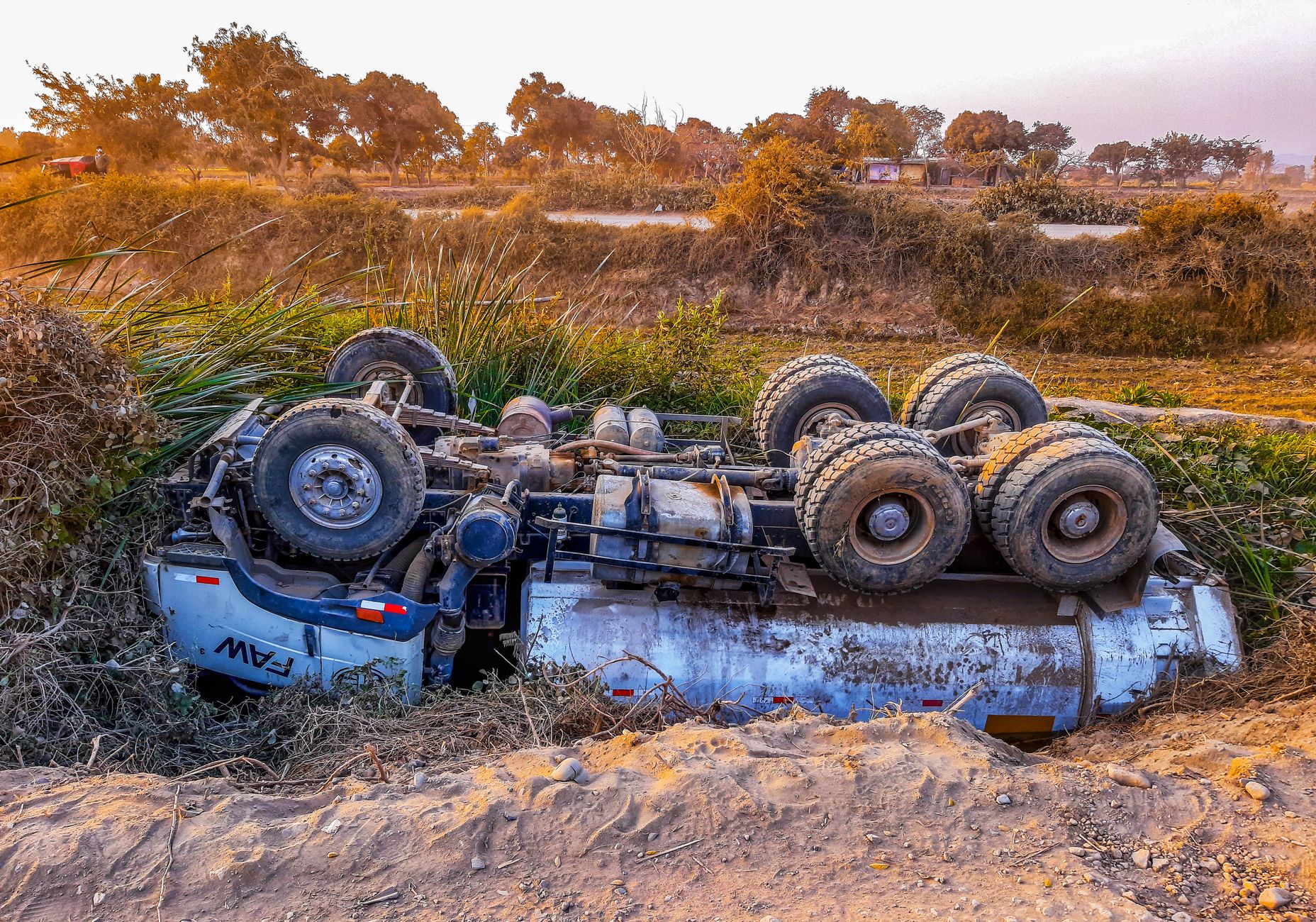 Vrachtwagen gekanteld op toerit N31 bij Drachten