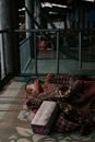 一个孩子盖着五颜六色的毯子，在室内图案编织的垫子上安静地睡着