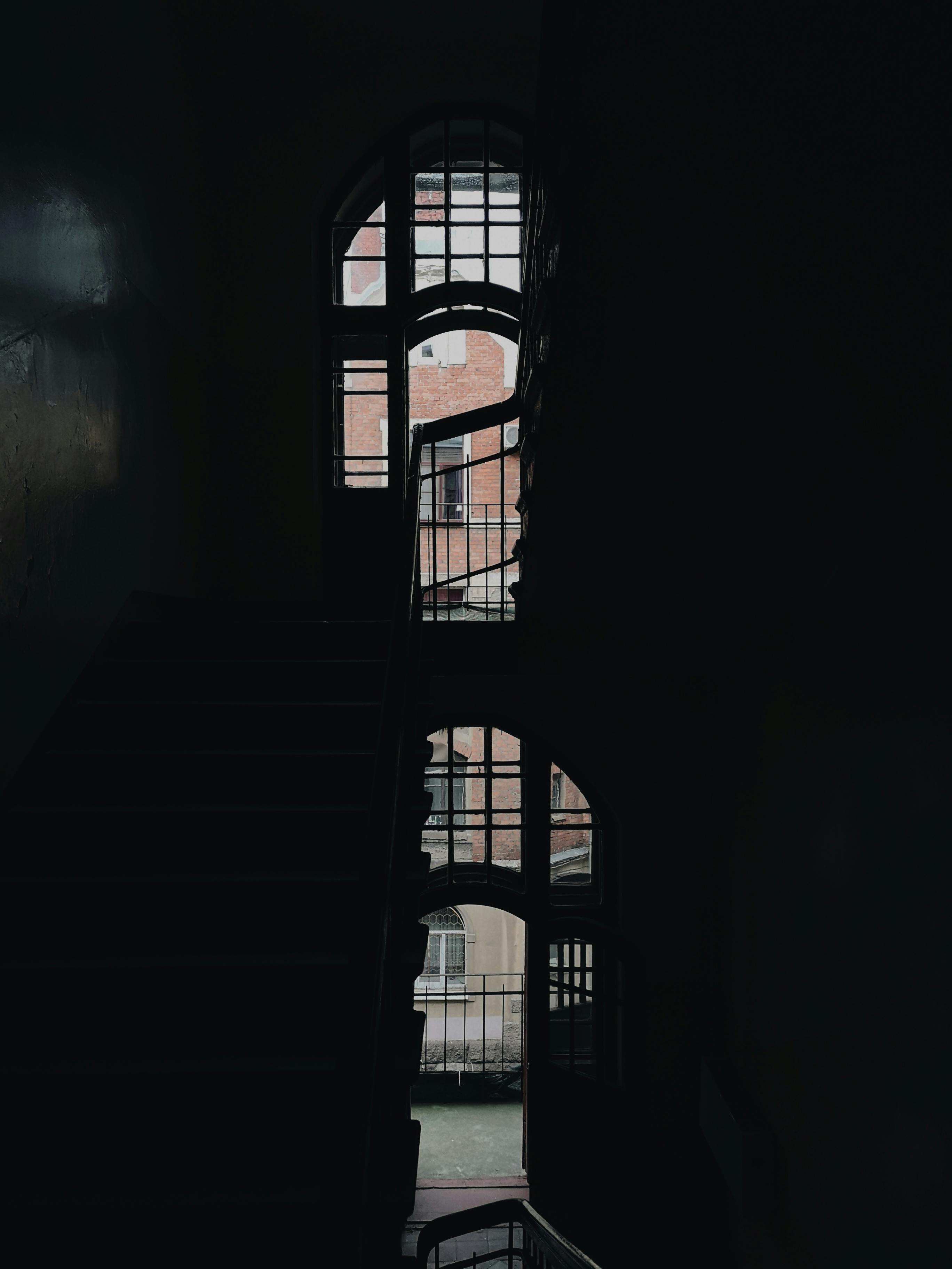 무료 건물 창문 근처 계단 스톡 사진